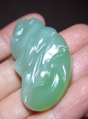 新疆的猫zg101305 28.3克，肉质细润翠色鲜亮的青海老坑悟道雕件