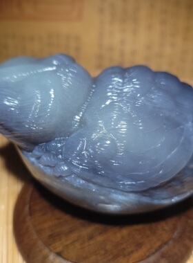 zg041411 新疆的猫228.9克，巧雕特油青海烟紫色和田玉鸡摆件