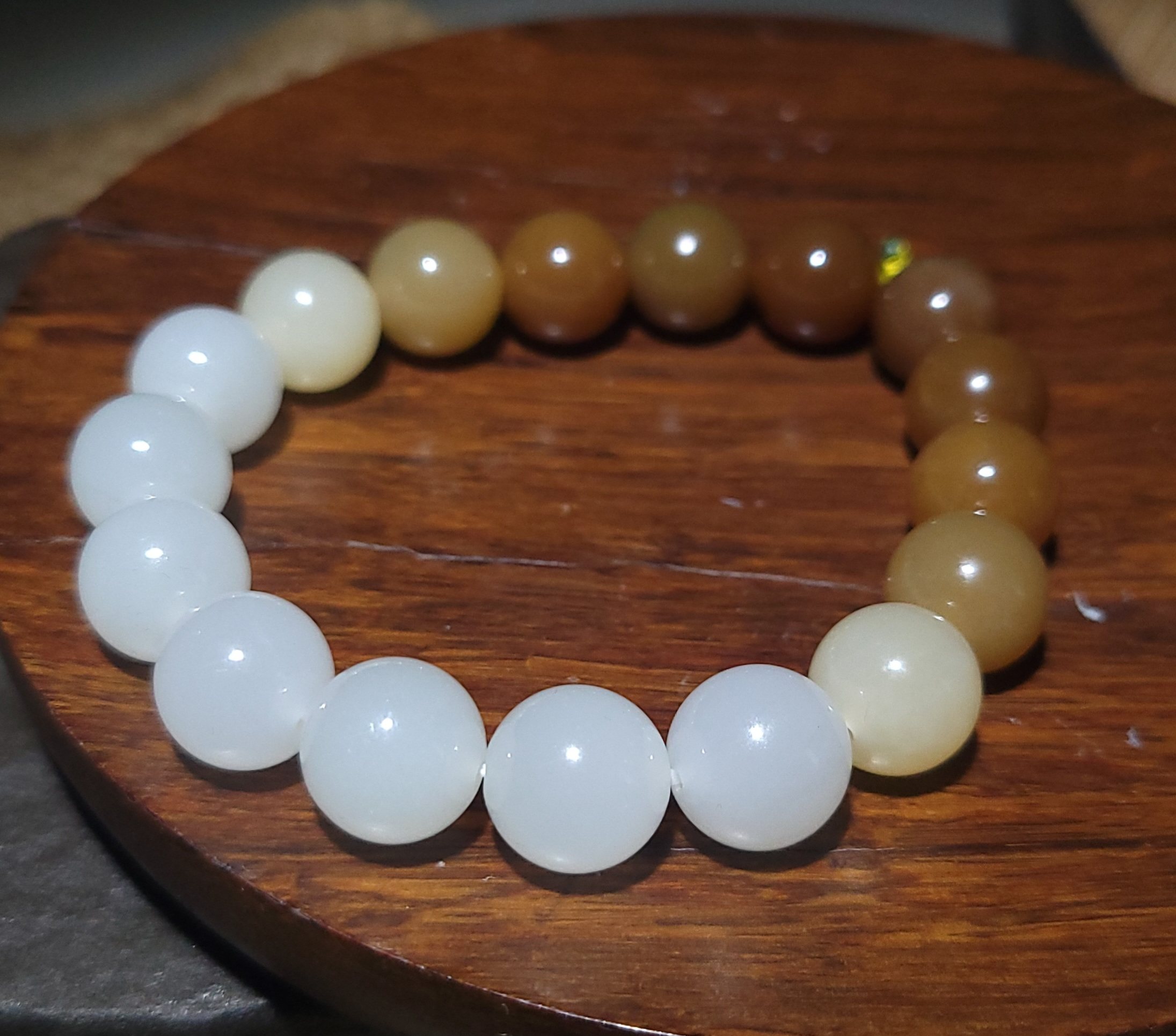 新疆的猫YQ010808 直径12mm29克色调油亮且末糖白渐变圆珠手链