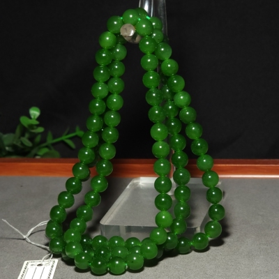 L031904新疆的猫87.4克直径8mm色调亮俄料菠菜绿碧玉圆珠108项链