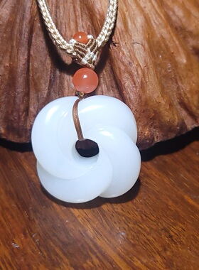 新疆的猫YQ103102 14.5克天然冒油脂粉浓郁且末羊脂白玉轮回雕件