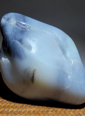 新疆的猫C123102 554.5克，大块度黑白有美感的青花籽料原石