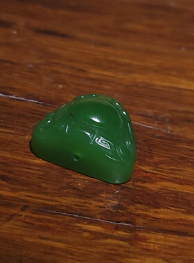 YQ032903  5.6克，颜色油亮的和田玉菠菜绿仿古挂坠  新疆的猫