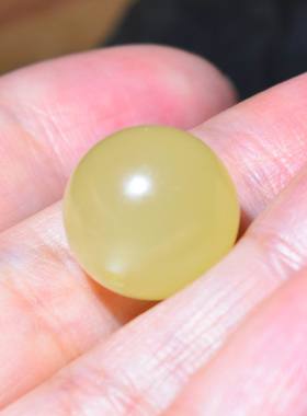 新疆的猫JJ010607  4.6克14.5mm色正均匀青海纯黄口玉大圆珠