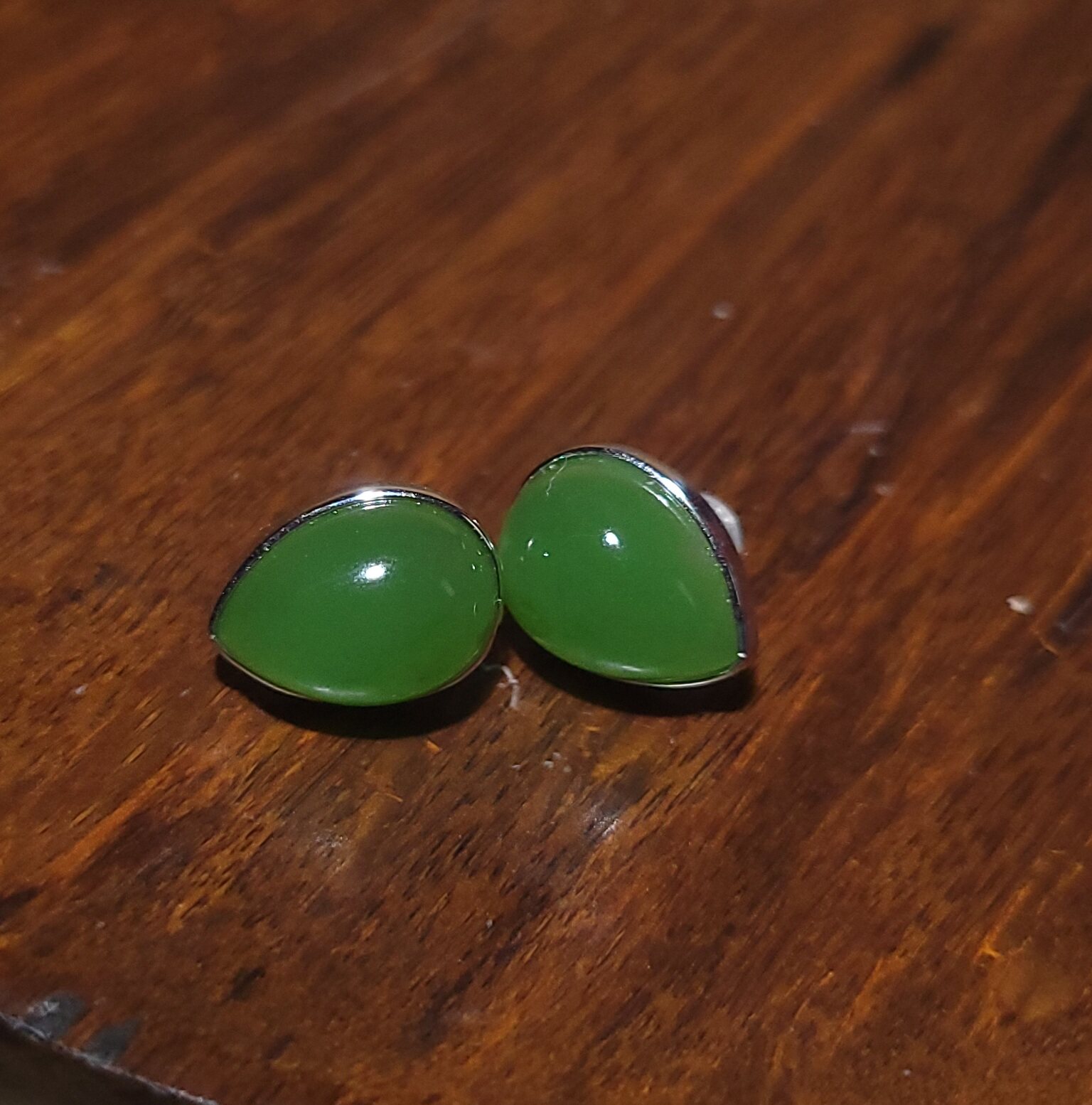 YQ032006新疆的猫4.5克高油性突出的阳绿碧玉18k白金镶玉水滴耳钉