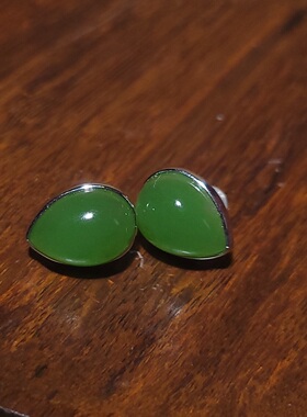 YQ032006新疆的猫4.5克高油性突出的阳绿碧玉18k白金镶玉水滴耳钉