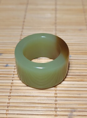 zg032310 新疆的猫10.5克油性极高的若羌青黄口带糖扳指和田玉