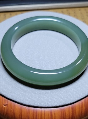 Z121301 62.3克，R56.5色太美微蓝底且末糖包玉出“青羊脂”手镯