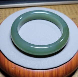 Z121301 62.3克，R56.5色太美微蓝底且末糖包玉出“青羊脂”手镯