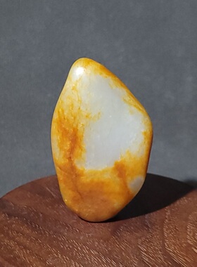 C013002新疆的猫22.7克红沁皮艳美老结天然好形和田玉白玉牌形籽