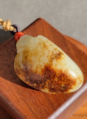 C011303新疆的猫26.8克老气秋梨皮带聚红皮的和田玉白玉龙龟挂件