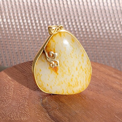 新疆的猫C121002 15.8克，18K金镶嵌洒金皮白玉籽料挂件