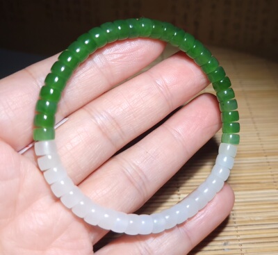 新疆的猫zg120305 13.5克，质感油润的碧玉+白玉药片手链