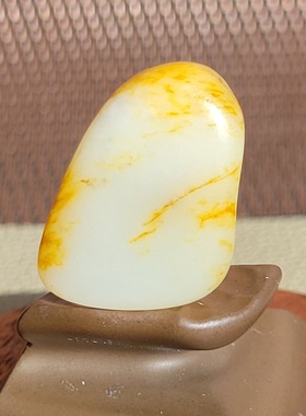 新疆的猫C112404 8.5克，形状圆润饱满，天然虎皮白玉籽