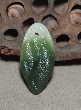 L031401 新疆的猫8.2克，油性极高肉质细腻的且末翠青随型挂坠