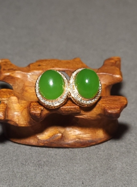 新疆的猫L100903 3.4克脂粉度高油性突出的苹果绿碧玉金镶玉耳钉