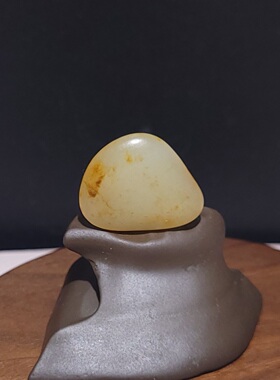 C032402新疆的猫2.5克老熟满挂黄沁色的黄白种三角形小籽和田玉