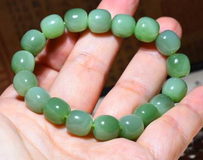 新疆的猫JJ122510  31.3克，油亮粉绿色老料碧玉老型珠手链