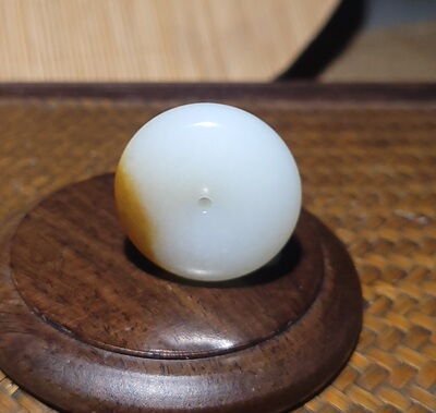 YQ021106 新疆的猫23.4克油润像奶豆一样的且末糖羊脂白玉平安扣