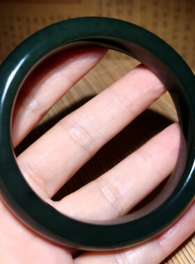 zg030305新疆的猫70.2克内径61.5mm滋润冒油色浓醇美新疆青玉手镯