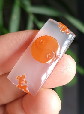 新疆的猫Z101603 7.0克镶金级·冰澈美俏色南红锦绣乾坤太极手牌