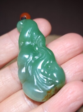 新疆的猫zg101407 22.8克含绳如油脂翠色美艳的青海老料悟道雕件