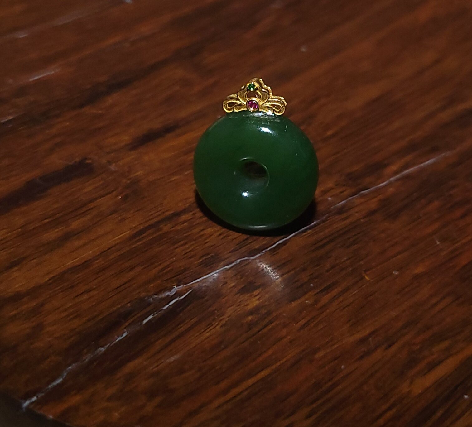 YQ030302 新疆的猫3.0克油润和田玉俄料阳绿色碧玉18k金挂坠