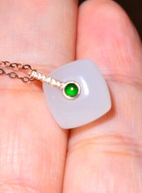 JJ031203新疆的猫1.3克白度浓郁玉质温润的羊脂白玉18k金镶挂坠