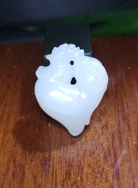 Z011505 新疆的猫8.6克“凝脂级”且末羊脂玉苏工大公鸡和田玉