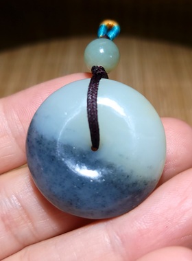 zg122606 18.5克含绳，油亮温润半黑半白对比分明青花籽料平安扣