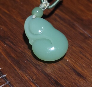 新疆的猫YQ100607 9.1克色泽舒适的起荧光玻璃底俄料粉青碧玉如意