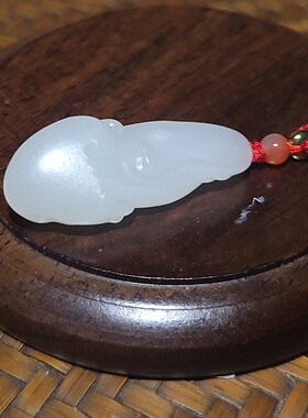 YQ020802   6.3克(含绳），羊脂白玉白籽随型和田玉挂坠 新疆的猫