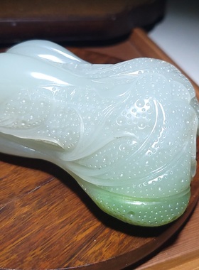 新疆的猫YQ102006 350.4克肉质细润底色清爽青海白玉满翠白菜把件