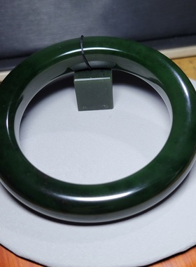 Z121704 74.5克，R55+天然黑红皮七号老矿极浓菠菜绿碧玉手镯