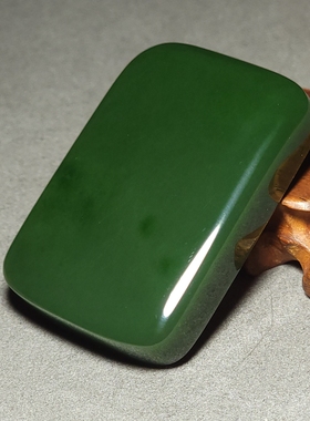 L012302 新疆的猫51.9克肉质纯净菠菜绿碧玉平安牌和田玉