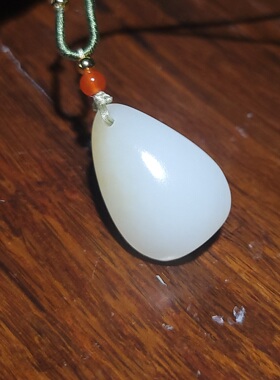 新疆的猫YQ103103 9.2克（含绳），精美的油膏料且末糖白玉挂坠