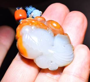 金玉满堂 羊脂白玉红沁籽料苏工 挂件SBH198 猫24.0克 新疆