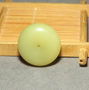 新疆 20.3克 色调油亮颜色纯正 若羌鸡油黄平安扣 猫L112003