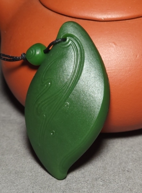 新疆的猫L110104 27.2克，肉质纯净细腻的老坑菠菜绿碧玉随型挂坠