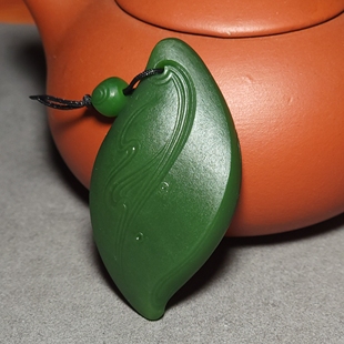 肉质纯净细腻 27.2克 老坑菠菜绿碧玉随型挂坠 猫L110104 新疆