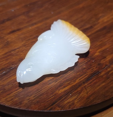 新疆的猫YQ102204 17.0克，表面撒金皮金黄亮眼的羊脂白玉籽鱼