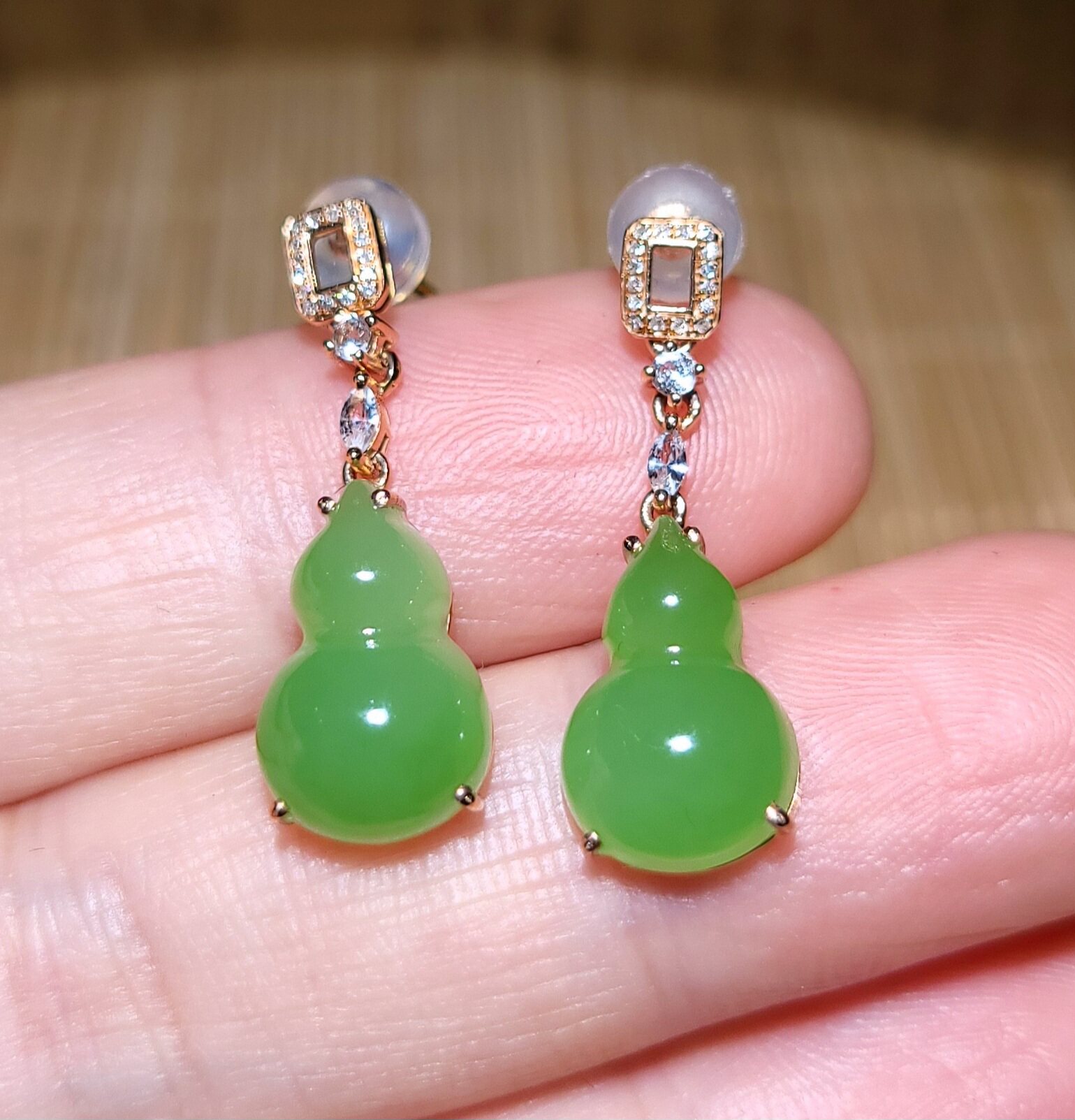 zg030306新疆的猫2.9克造型精美的俄料果绿碧玉18k金镶嵌葫芦耳坠