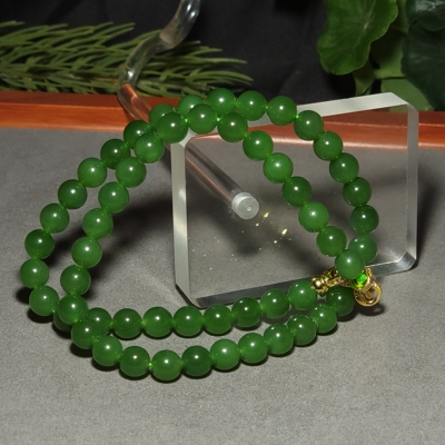 新疆的猫L122204 46.8克直径8mm色泽鲜美均匀的阳绿碧玉圆珠项链