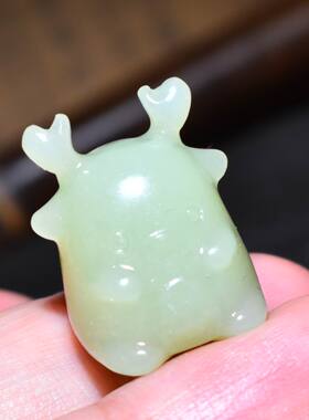 JJ031804新疆的猫7.0克油润的和田玉若羌黄口小鹿雕件