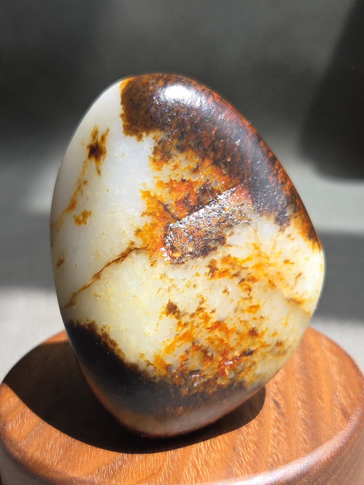 G042301新疆的猫141.7克藏品超有特点美天地皮近羊脂白玉玩籽