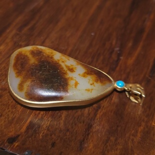 新疆 枣红皮18k金镶和田玉白玉籽料挂件 猫 14.8克 YQ031533