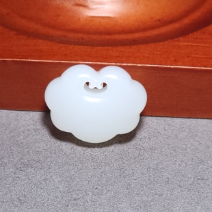 L012005 新疆的猫6.7克细润度极高青海野牛沟羊脂玉祥云锁和田玉