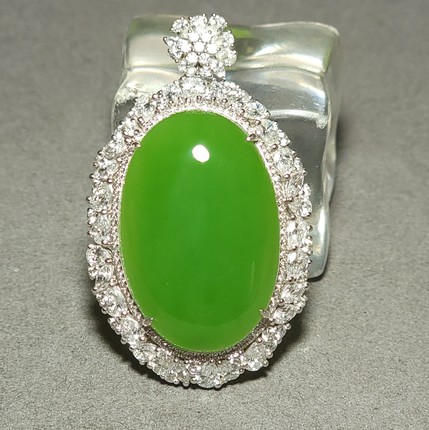 L121806 12.1克，极奢华典藏级色调鲜艳的苹果绿白金镶钻大挂坠