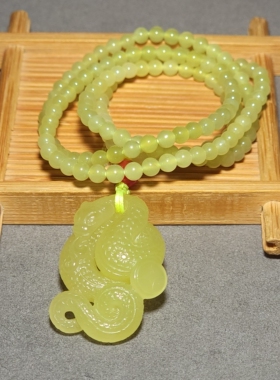 新疆的猫L102003 26.7克色调油亮颜色纯正的若羌鸡油黄蛇雕件