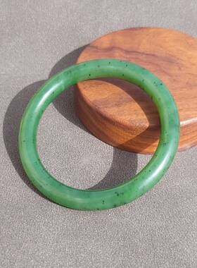 C032804新疆的猫大漏精致靓美！40克浅菠菜绿乌兰海碧玉圆条手镯